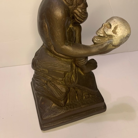 Darwin’s ape and skull sculpture - Picture 4 of 6